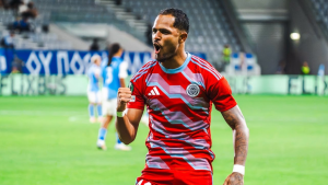 Cria de Niterói, Caio Martins marca em estreia europeia e troca camisa com David Luiz
