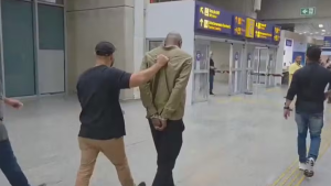 Acusado de aplicar golpe em família de turistas chilenos no Galeão é preso