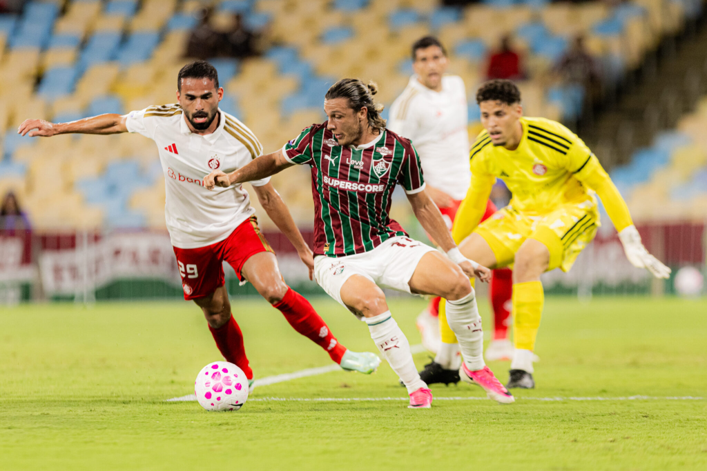 Fluminense vence o Internacional de virada no Brasileirão