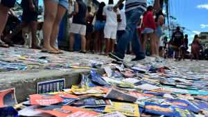 Ruas e calçadas são tomadas por ‘santinhos’ em Niterói e São Gonçalo
