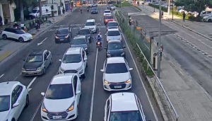 Motoristas enfrentam retenções na RJ-104 e na BR-101 na manhã desta sexta-feira (9); travessia da Ponte Rio-Niterói no sentido capital levava 17 minutos às 7h.