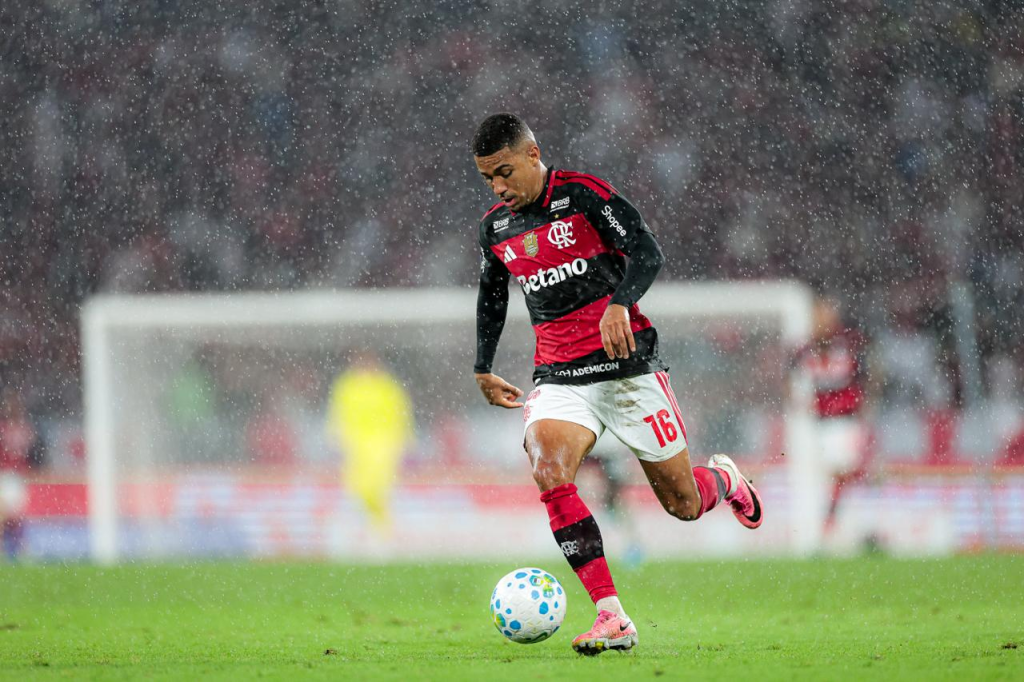 Flamengo arrecadou cerca de R$ 170 milhões em vendas, abaixo da meta de R$ 250 milhões, após priorizar a força do elenco.