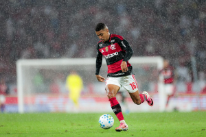 Flamengo arrecadou cerca de R$ 170 milhões em vendas, abaixo da meta de R$ 250 milhões, após priorizar a força do elenco.