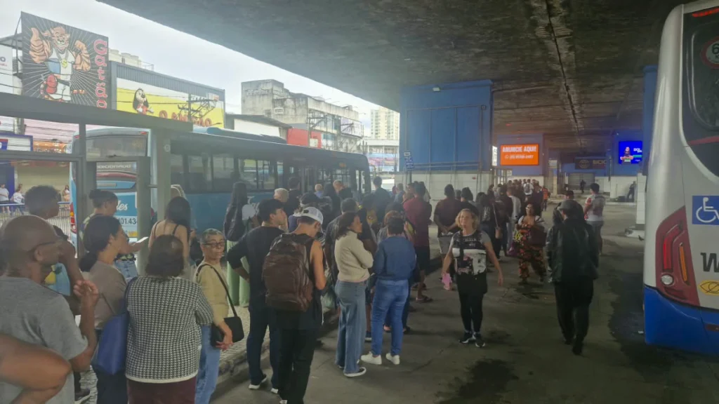 Filas no para ônibus em São Gonçalo