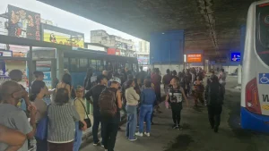 Filas no para ônibus em São Gonçalo