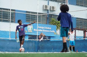 Aulas de futebol do projeto Saúde em Movimento para crianças e adolescentes na Praça do Barenco, no Boaçu, em São Gonçalo.