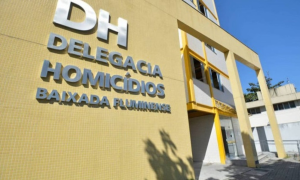 Márcio Barros Freitas foi encontrado morto dentro do carro; outra pessoa foi baleada durante o ataque e permanece sob acompanhamento médico.