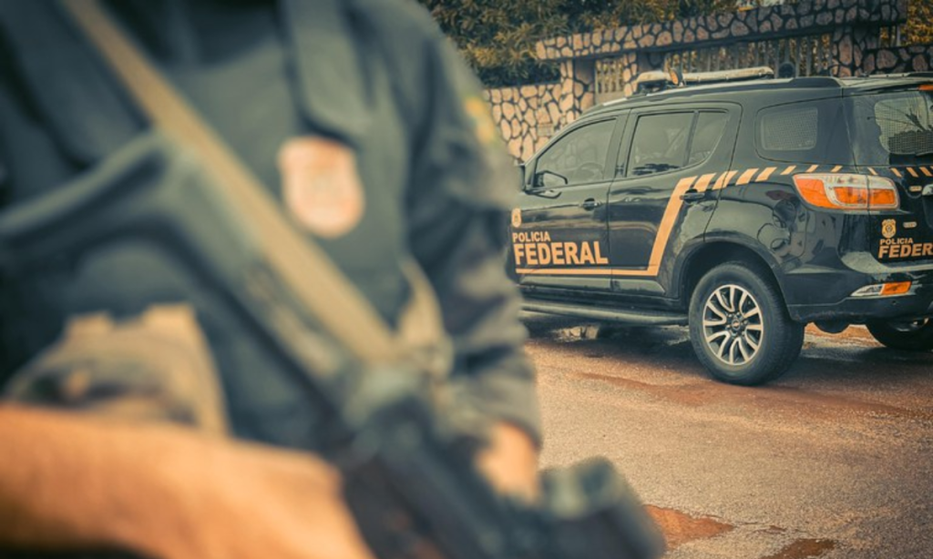 Investigação aponta uso de documentos falsos, principalmente declarações de união estável, em pedidos de autorização de residência no Brasil.