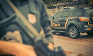 Investigação aponta uso de documentos falsos, principalmente declarações de união estável, em pedidos de autorização de residência no Brasil.