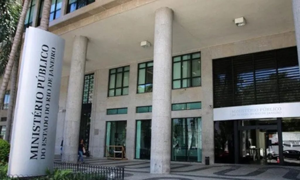 Andréa Marins Dias foi morta a tiros após o carro que dirigia ser confundido com um veículo suspeito; Justiça recebeu denúncia contra os policiais.